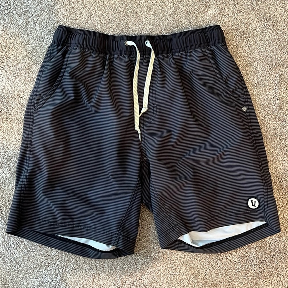 Vuori Kore Short Lined 7.5" inseam, Large, Black & Gray striped